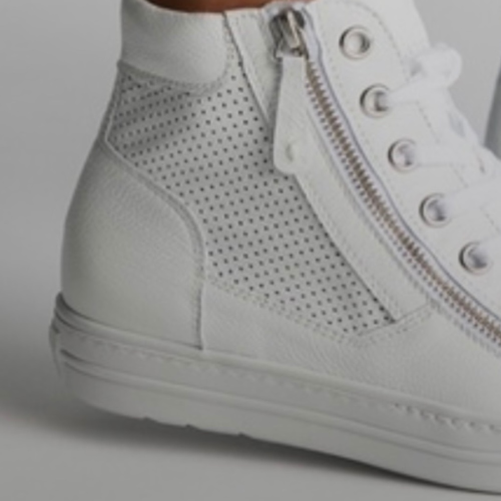 High Top Sneaker
Color:WHITE LEATHER. Never worn